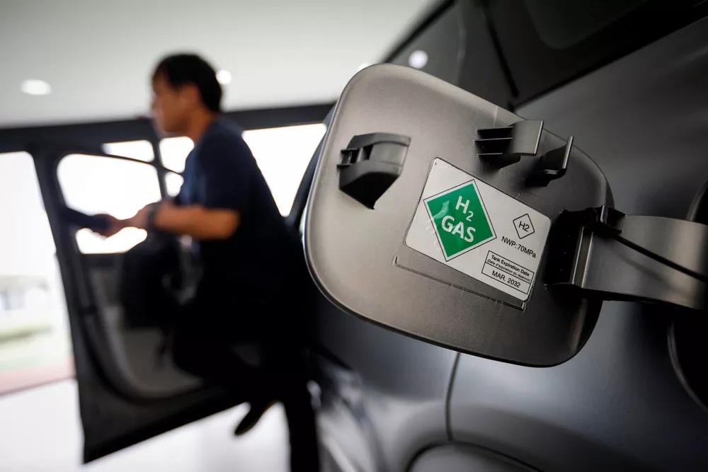 
	中國儲能網(wǎng)訊：中國現(xiàn)階段的氫燃料電池技術遠落后于美歐日韓等國，無論是產(chǎn)業(yè)鏈還是商業(yè)化都有明顯差距。如今政府、企業(yè)、資本各方都在加大投入，試圖縮小差距