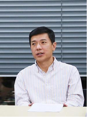 
                    
	第十三屆全國人民代表大會(huì)第一次會(huì)議和政協(xié)第十三屆全國委員會(huì)第一次會(huì)議分別于3月5日和3月3日在北京召開，由于每年的兩場會(huì)議會(huì)期基本重合，故簡稱為“兩會(huì)”。


	今年“兩會(huì)”有2158名政協(xié)委員和2980名人大代表參加，其中一半以上的參會(huì)人員是新面孔