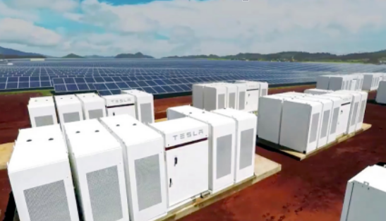 
	中國(guó)儲(chǔ)能網(wǎng)訊：美國(guó)國(guó)稅局日前公布了一封私人信函裁決，這是為了確定儲(chǔ)能裝置并入住宅光伏系統(tǒng)的成本是否符合美國(guó)太陽(yáng)能投資稅收抵免(ITC)政策而進(jìn)行的回應(yīng)。


	該機(jī)構(gòu)指出，信函所討論的儲(chǔ)能系統(tǒng)具有控制電池的軟件，可以控制電池在太陽(yáng)能發(fā)電系統(tǒng)發(fā)電時(shí)充電，并且只能在太陽(yáng)能電池陣列達(dá)到最大輸出時(shí)進(jìn)行