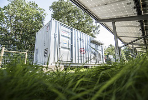 
	中國(guó)儲(chǔ)能網(wǎng)訊：一個(gè)專(zhuān)家小組近日在英國(guó)倫敦召開(kāi)的儲(chǔ)能峰會(huì)上的討論表明，錯(cuò)誤的銷(xiāo)售方法、保險(xiǎn)行業(yè)的擔(dān)憂風(fēng)險(xiǎn)，以及儲(chǔ)能產(chǎn)品的相關(guān)成本與售價(jià)沒(méi)有同時(shí)下降這三方面因素，可能會(huì)阻礙英國(guó)進(jìn)行規(guī)模更大的電池儲(chǔ)能部署。


	來(lái)自儲(chǔ)能行業(yè)的350多位代表參加這一峰會(huì)