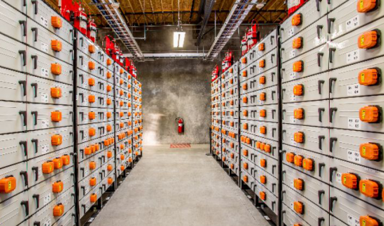 
	中國(guó)儲(chǔ)能網(wǎng)訊：如今的美國(guó)的儲(chǔ)能市場(chǎng)已不再處于起步階段。根據(jù)調(diào)研機(jī)構(gòu)GTM研究公司和美國(guó)儲(chǔ)能協(xié)會(huì)（ESA）最新發(fā)布的美國(guó)2017年度儲(chǔ)能監(jiān)測(cè)回顧的調(diào)查報(bào)告，美國(guó)在2017年第四季度部署了100兆瓦時(shí)的并網(wǎng)儲(chǔ)能項(xiàng)目