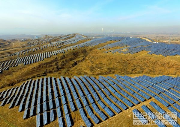 彭博新聞社網(wǎng)站3月5日刊登《中國(guó)的能源武器全都是一個(gè)顏色——綠色》一文，作者為利亞姆˙丹寧。文章稱，“能源武器”這個(gè)詞往往會(huì)令人想起留著一頭亂發(fā)、身穿迪斯科年代時(shí)裝的美國(guó)人排隊(duì)加油的老照片，21世紀(jì)版本的能源武器會(huì)不會(huì)涉及太陽(yáng)能電池板和電動(dòng)汽車?

美國(guó)外交學(xué)會(huì)理事埃米˙邁爾斯˙賈菲最近在《外交》雙月刊上撰文談到了這一點(diǎn)：在某種程度上，中國(guó)正在轉(zhuǎn)向一種更加綠色的能源地緣政治