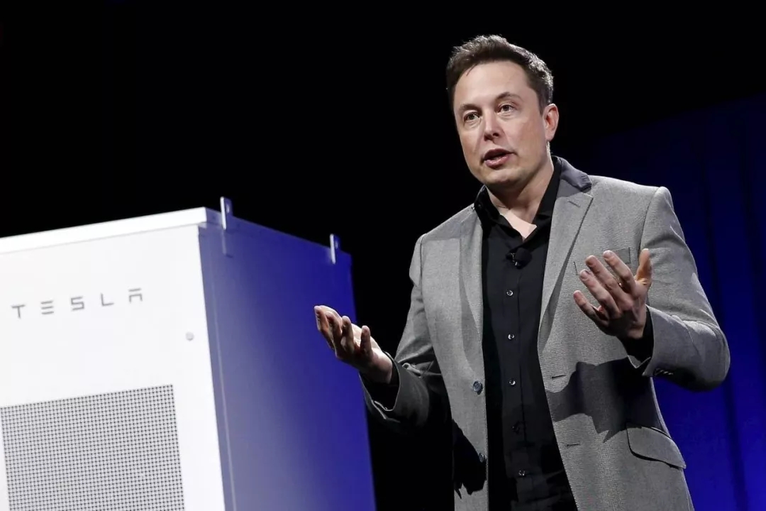 
	中國(guó)儲(chǔ)能網(wǎng)訊：各種消息顯示，新一代科技狂人埃隆?馬斯克旗下的特斯拉，在巨資收購(gòu)了美國(guó)戶用光伏市場(chǎng)龍頭公司SolarCity一年多之后，卻正在失去美國(guó)戶用光伏龍頭地位。而與此同時(shí)，馬斯克在2015年高調(diào)推出的戶用儲(chǔ)能系統(tǒng)PowerWall，也正在經(jīng)受三家主要對(duì)手公司的強(qiáng)勁市場(chǎng)沖擊