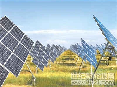 

青海已經(jīng)成為世界上大規(guī)模并網(wǎng)光伏電站最集中的地區(qū)。



黃河上游水電開(kāi)發(fā)有限責(zé)任公司太陽(yáng)能電力公司的工人在流水線上工作