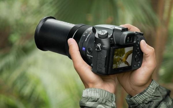 
                    
	 


	BI中文站 3月2日?qǐng)?bào)道


	越來越多的人選擇用智能手機(jī)來代替笨重的數(shù)碼單反相機(jī)拍照。雖然智能手機(jī)的攝像頭技術(shù)還沒有達(dá)到專業(yè)相機(jī)的水平，但它一直在進(jìn)步