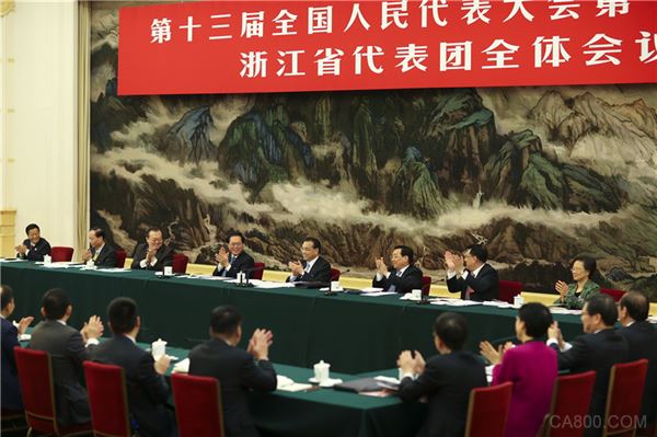 
                    
	李克強(qiáng)總理3月7日來到十三屆全國人大一次會(huì)議浙江代表團(tuán)參加審議。一位旗艦級(jí)制造業(yè)企業(yè)代表介紹，通過“互聯(lián)網(wǎng)＋”，加快推動(dòng)新舊動(dòng)能轉(zhuǎn)換，企業(yè)實(shí)現(xiàn)了老基地技術(shù)改造和老產(chǎn)品轉(zhuǎn)型升級(jí)，使老樹煥發(fā)了新芽