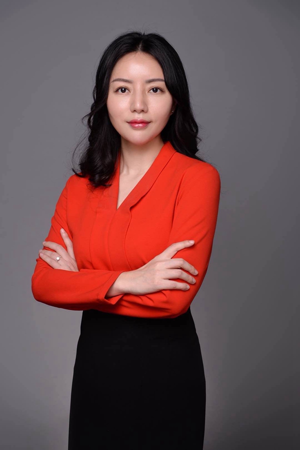 
	中國(guó)儲(chǔ)能網(wǎng)訊：她是一位女強(qiáng)人，她帶領(lǐng)微宏銷(xiāo)售團(tuán)隊(duì)取得今天令人稱(chēng)道的成績(jī)，無(wú)疑是十分有膽識(shí)與韜略的，她慷慨激昂，在職場(chǎng)縱橫捭闔；她又是一位感性的女人，思路清晰，言談之中充滿溫情，她就是微宏動(dòng)力高級(jí)銷(xiāo)售副總裁何欣。



	如果說(shuō)干練是職場(chǎng)之中杰出女性的標(biāo)簽，那么坦誠(chéng)、專(zhuān)業(yè)、務(wù)實(shí)、負(fù)責(zé)就是對(duì)這個(gè)標(biāo)簽的最佳注解