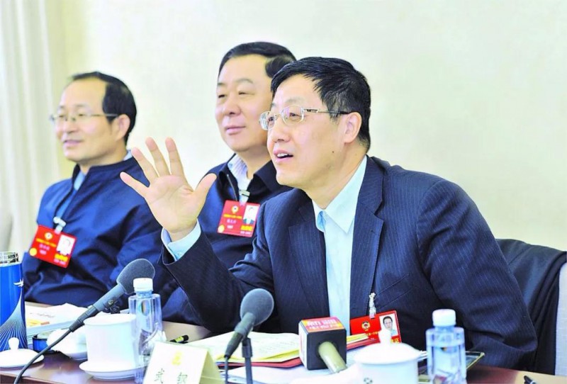 　　春風又綠京城，一年一度的兩會如期而至。
　　國務院總理李克強在今年政府工作報告中提到：“我們要攜手行動，建設天藍、地綠、水清的美麗中國