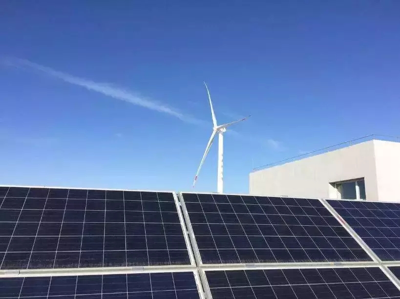 
	中國(guó)儲(chǔ)能網(wǎng)訊：2018年上半年，金風(fēng)科技要在北京亦莊建設(shè)一套智能微網(wǎng)系統(tǒng)，所發(fā)電量用于金風(fēng)科技辦公樓和生產(chǎn)車(chē)間。據(jù)了解，這套“智能微網(wǎng)”的電源系統(tǒng)包括一臺(tái)金風(fēng)科技2.5兆瓦直驅(qū)永磁風(fēng)力發(fā)電機(jī)組和500千瓦光伏及2臺(tái)65kW微型燃?xì)廨啓C(jī)