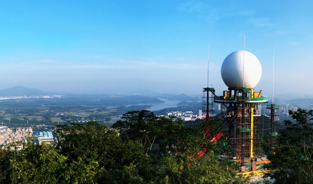 　　3月7日，廣東深圳新一代雙偏振天氣雷達(dá)建成并投入業(yè)務(wù)運(yùn)行，是深圳市氣象事業(yè)發(fā)展重要的里程碑，對(duì)深圳率先實(shí)現(xiàn)氣象現(xiàn)代化具有重要意義，在提升氣象預(yù)警預(yù)報(bào)和氣象服務(wù)水平同時(shí)，也為深圳市防災(zāi)減災(zāi)、應(yīng)急保障和政府決策提供有力的技術(shù)支持。  　　2013年《深圳市公共安全白皮書》發(fā)布，明確要求建立深圳新一代雙偏振天氣雷達(dá)