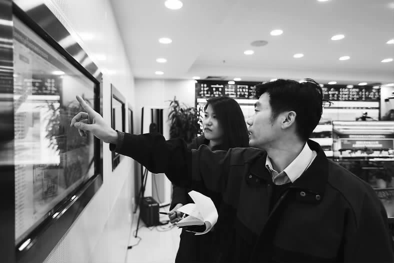 
　　中國(guó)電力報(bào)記者在了解輸變電智能安防系統(tǒng)。 楊磊 攝

　　“通過(guò)系統(tǒng)智能輪巡，涉及到兩會(huì)保電的30座變電站僅需40分鐘、1100基干塔僅需90分鐘就可以完成遠(yuǎn)程巡檢，相比人工巡視，效率可高10倍以上