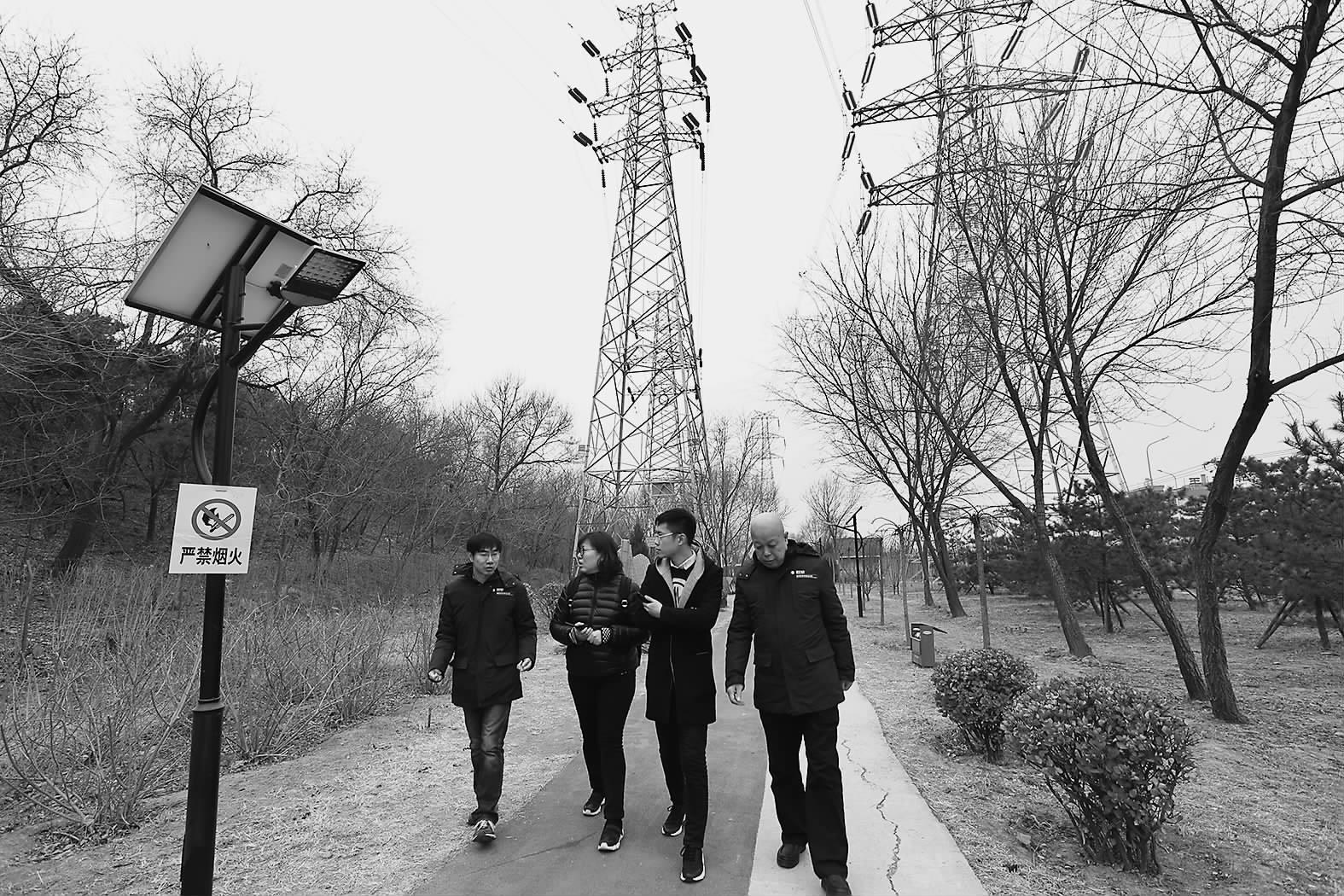 
　　中國電力報記者在重要保電場所了解現(xiàn)場保電情況。 李一攝

　　“為了確保兩會期間保電任務(wù)圓滿完成，我們延續(xù)了黨的十九大保電高標(biāo)準(zhǔn)，在此基礎(chǔ)上進一步完善舉措，全力保電兩會