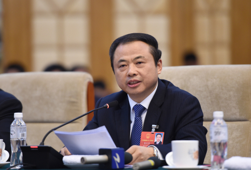 
	
白明琴 攝
“新時(shí)代新作為，為進(jìn)一步推進(jìn)生態(tài)文明建設(shè)，促進(jìn)高質(zhì)量、可持續(xù)發(fā)展，迫切需要統(tǒng)籌考慮生態(tài)文明建設(shè)與體制改革理念、原則、目標(biāo)和要求，制訂生態(tài)文明建設(shè)促進(jìn)法……”全國(guó)人大代表、天能集團(tuán)董事長(zhǎng)張?zhí)烊卧诮邮苡浾卟稍L時(shí)表示，要積極為推進(jìn)生態(tài)文明建設(shè)建言獻(xiàn)策，并就自身企業(yè)所屬行業(yè)，圍繞鉛蓄電池回收體系建設(shè)、鼓勵(lì)已達(dá)標(biāo)環(huán)保電池企業(yè)發(fā)展給出了具體建議。
記者：在您看來(lái)，電池企業(yè)應(yīng)該如何切實(shí)踐行生態(tài)文明建設(shè)?
張?zhí)烊危悍e極構(gòu)建全國(guó)廢舊鉛蓄電池規(guī)范化回收體系