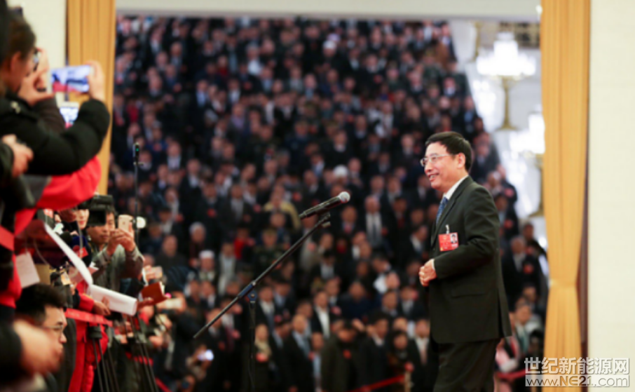 汽車充電，正成為2018年新能源汽車產(chǎn)業(yè)的“焦點(diǎn)”。

前有2018年2月，國家四部委聯(lián)合發(fā)布對新能源汽車的補(bǔ)貼政策逐漸從汽車向充電基礎(chǔ)設(shè)施建設(shè)和運(yùn)營等環(huán)節(jié)傾斜的利好政策，現(xiàn)有全國兩會代表不約而同強(qiáng)調(diào)充電基礎(chǔ)設(shè)施重要性的提案