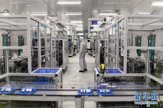 
	
3月7日，工人在福建寧德時(shí)代新能源科技股份有限公司電芯自動(dòng)化生產(chǎn)車(chē)間工作。近年來(lái)，福建省寧德市大力推進(jìn)鋰電新能源產(chǎn)業(yè)發(fā)展，打造先進(jìn)鋰電新能源產(chǎn)業(yè)基地