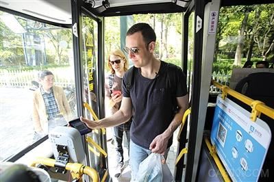 
                    
	全國政協(xié)委員、中央財(cái)經(jīng)大學(xué)金融學(xué)院教授賀強(qiáng)表示，應(yīng)鼓勵(lì)中國企業(yè)牽頭制定國際支付行業(yè)標(biāo)準(zhǔn) 


	


	（原標(biāo)題：委員建言：鼓勵(lì)移動(dòng)支付提升國際競爭力）


	 


	杭州，一名外國乘客正在刷支付寶二維碼乘車。


	近日，在“移動(dòng)支付領(lǐng)跑中國新經(jīng)濟(jì)研討會(huì)”上，全國政協(xié)委員、中央財(cái)經(jīng)大學(xué)金融學(xué)院教授賀強(qiáng)在向新京報(bào)記者介紹其兩會(huì)提案時(shí)表示，政府應(yīng)支持企業(yè)進(jìn)行具有社會(huì)價(jià)值的有益創(chuàng)新，鼓勵(lì)中國企業(yè)牽頭制定國際支付行業(yè)標(biāo)準(zhǔn)，增強(qiáng)“中國標(biāo)準(zhǔn)”的話語權(quán)