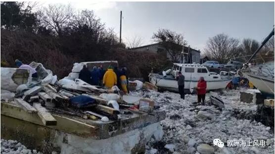 　　在前面發(fā)布的《發(fā)過海上風電綜述》一文中，提到了漂浮式風電。對于漂浮式海上風電，有讀者反饋就說漂浮式海上風電如果臺風一過就全完了