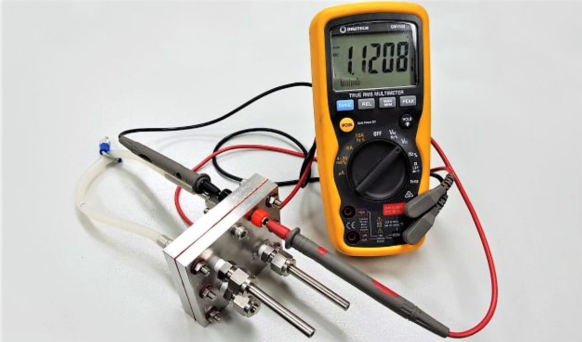 
	中國(guó)儲(chǔ)能網(wǎng)訊：澳洲皇家墨爾本理工大學(xué)（RMIT）的研究人員率先研發(fā)出了全球第一款可充電質(zhì)子電池，并表示在 5~10 年內(nèi)即可上市，將挑戰(zhàn)現(xiàn)有的鋰電池技術(shù)。


	質(zhì)子電池結(jié)合了氫燃料電池的優(yōu)勢(shì)是一種相當(dāng)環(huán)保的電池，且不需要金屬即可制造