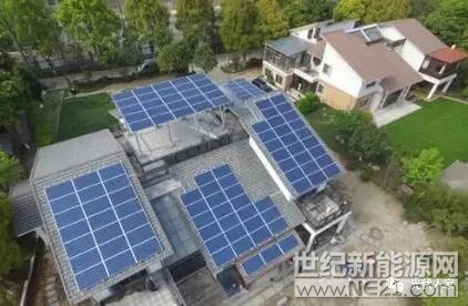 小陳是一個平民，在南陽種地，小陳的志向不算遠(yuǎn)大，不求在鄉(xiāng)親們前大富大貴，但求有一個小康生活，到退休時，有一份穩(wěn)定的收入來源。

小陳2010年就關(guān)注了光伏行業(yè)，那時候是金太陽時期，有初裝補(bǔ)貼，小陳不太懂，就一直沒有裝，2013年國家出臺度電補(bǔ)貼政策，每度電國家補(bǔ)貼0.42元，連補(bǔ)20年，看到周邊的鄰居一個個安裝了光伏，每個月都有電費(fèi)收入，小陳一直在猶豫要不要裝一套，直到2017年底，國家出臺新政策，2018年補(bǔ)貼降了，由每度0.42元降到每度0.37元，這光伏還能裝嗎?



光伏能不能裝，說了不算，關(guān)鍵