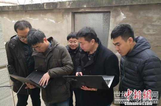 
 
國家電網(wǎng)技術(shù)人員在在河北省淶水縣南郭下村的分布式光伏扶貧電站研發(fā)5G技術(shù)傳輸?！≮w明　攝
 

中新網(wǎng)北京3月12日電(趙明) 12日在河北省淶水縣南郭下村的分布式光伏扶貧電站，正式實現(xiàn)了5G通信鏈路的全面打通，該電站發(fā)電量、功率、轉(zhuǎn)化率等信息成功以100G每秒的速度遠(yuǎn)程傳輸?shù)絿译娋W(wǎng)分布式光伏云網(wǎng)主站，這意味著5G技術(shù)在光伏云網(wǎng)首次成功試運(yùn)行