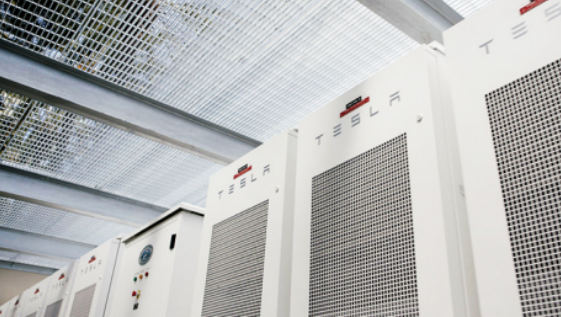 
	中國儲能網(wǎng)訊：日前，特斯拉公司正在就其子公司SolarCity公司與Salt River Project（SRP）公司的糾紛進行談判，以解決SolarCity公司于2015年提起的訴訟問題，這兩家公司將在3月到美國最高法院進行口頭辯論。


	根據(jù)說明，SRP公司將從特斯拉公司購買一個容量25兆瓦的公用事業(yè)規(guī)模電池系統(tǒng)（BESS），其價格不超過當前市場價格