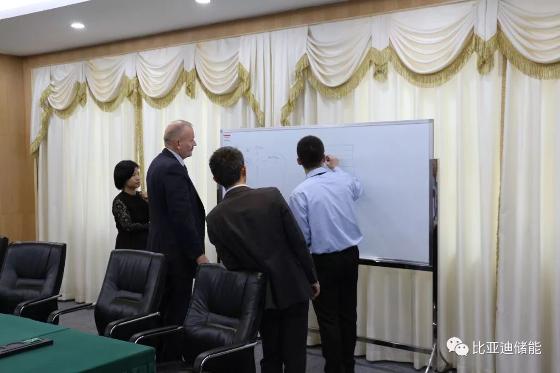 
	中國(guó)儲(chǔ)能網(wǎng)訊：近日，比亞迪副總裁兼第十四部總經(jīng)理羅紅斌、電力科學(xué)研究院總工程師張子峰與英國(guó)Anesco Limited (以下簡(jiǎn)稱(chēng)Anesco)的執(zhí)行總裁Steve Shine在比亞迪坪山總部進(jìn)行會(huì)晤，對(duì)未來(lái)兩年雙方公司在儲(chǔ)能業(yè)務(wù)上的合作、市場(chǎng)方向、產(chǎn)品規(guī)劃做了深入的交流和探討。


	



	Anesco專(zhuān)注于提供新能源整體解決方案，包括新能源項(xiàng)目開(kāi)發(fā)，運(yùn)行和維護(hù)工作，是英國(guó)現(xiàn)在最大的光伏、電池儲(chǔ)能運(yùn)營(yíng)商