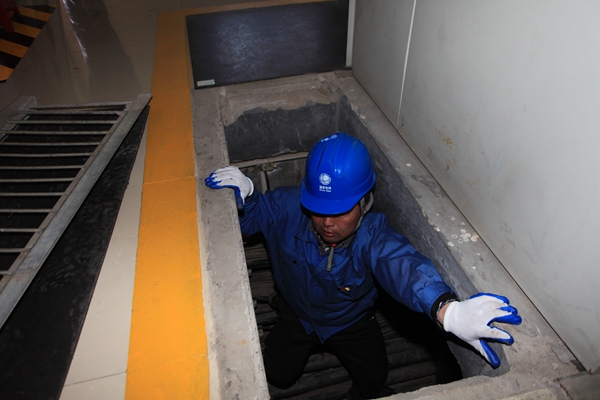 



　　農(nóng)村電氣化網(wǎng)訊：3月9日，山東省梁山縣供電公司員工在35千伏拳鋪?zhàn)冸娬?，?duì)小電流接地選線裝置進(jìn)行完善調(diào)試，進(jìn)一步提升故障研判水平，提高電力系統(tǒng)的安全供電可靠性。

　　小電流接地選線裝置是變電站里的“診斷師”，能迅速準(zhǔn)確地識(shí)別故障線路，減少判斷和確定具體接地線路的時(shí)間，有效維護(hù)配網(wǎng)側(cè)的供電穩(wěn)定性、可靠性，及時(shí)為運(yùn)維人員提供線路診斷結(jié)果，方便快速切斷接地線路，縮短故障處理時(shí)間