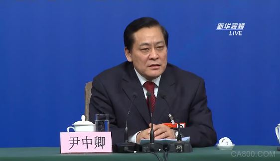 
                    
	海外網(wǎng)3月12日電12日下午15時(shí)，十三屆全國人大一次會(huì)議新聞中心在梅地亞中心多功能廳舉行記者會(huì)，邀請(qǐng)十二屆全國人大財(cái)經(jīng)委副主任委員尹中卿、教科文衛(wèi)委副主任委員吳恒、環(huán)資委副主任委員袁駟、內(nèi)司委委員鄭功成，全國人大常委會(huì)預(yù)算工委副主任劉修文、常委會(huì)辦公廳秘書局巡視員傅文杰就“人大監(jiān)督工作”相關(guān)問題回答中外記者提問。


	 


	新華網(wǎng)記者


	我的問題是提給尹中卿先生的