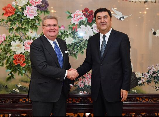 　　3月8日，國(guó)家發(fā)展改革委副主任、國(guó)家能源局局長(zhǎng)努爾&dot;白克力在北京會(huì)見丹麥維斯塔斯集團(tuán)總裁兼首席執(zhí)行官任安德，雙方就能源轉(zhuǎn)型、海上風(fēng)電領(lǐng)域合作等深入交換了意見。

