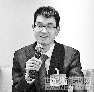 全國人大代表、晶科能源總裁陳康平：推進(jìn)光伏扶貧 盡快制定國家光伏標(biāo)準(zhǔn)



全國人大代表、晶科能源總裁陳康平在接受證券時(shí)報(bào)記者采訪時(shí)表示，光伏扶貧已經(jīng)成為中國精準(zhǔn)扶貧事業(yè)中的重要一環(huán)，建議加大支持力度；同時(shí)，應(yīng)加快國家光伏標(biāo)準(zhǔn)制定工作。

陳康平建議高度重視光伏扶貧工作，在政策、資金等方面給予更大的支持力度，盡快將已投運(yùn)的村級(jí)光伏扶貧電站納入新能源補(bǔ)貼目錄，使光伏扶貧產(chǎn)業(yè)盡早產(chǎn)生扶貧收益，增強(qiáng)貧困群眾獲得感，助力攻堅(jiān)脫貧