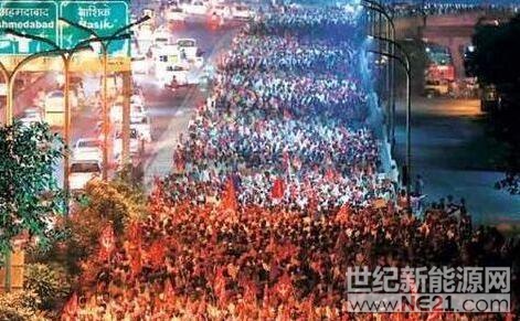 自3月6日起，為了向印度官方表達(dá)自己的訴求，來自印度馬哈拉施特拉邦的近4萬農(nóng)民就開始了他們的“長征”抗議之行，并最終在12日早些時(shí)候抵達(dá)孟買。據(jù)悉，由于他們此次的路途較遠(yuǎn)，有農(nóng)民甚至還頭戴著太陽能充電板，來為其他人的手機(jī)充電，可謂準(zhǔn)備充分