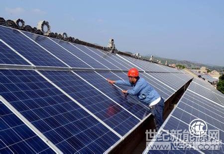 “光伏正逐步接近平價(jià)上網(wǎng)”，在日前的光伏行業(yè)2017年回顧與2018年展望研討會(huì)上，中國光伏行業(yè)協(xié)會(huì)秘書長王勃華如是表示。



2017中國光伏笑傲全球

工信部電子信息司的數(shù)據(jù)顯示，截至2017年底，中國領(lǐng)先企業(yè)的多晶硅生產(chǎn)成本已降至6萬元/噸，組件生產(chǎn)成本降至2元/瓦以下，光伏發(fā)電系統(tǒng)投資成本降至5元/瓦左右，度電成本降至0.5~0.7元/千瓦時(shí)