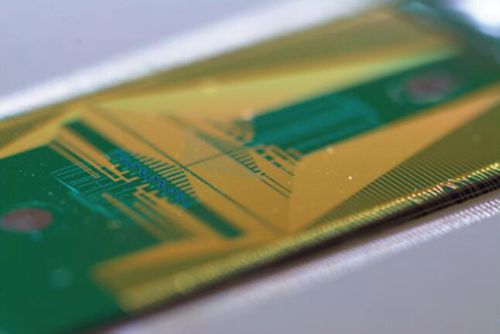 　　實(shí)現(xiàn)功能強(qiáng)大的量子信息處理芯片是當(dāng)前量子科技革命的關(guān)鍵。一個(gè)由布里斯托爾大學(xué)物理系量子光學(xué)中心、北京大學(xué)“極端光學(xué)創(chuàng)新研究團(tuán)隊(duì)”等單位組成的國際合作團(tuán)隊(duì)，于2018年3月8日在國際頂級(jí)學(xué)術(shù)期刊《科學(xué)》(Science)上報(bào)告利用大規(guī)模集成硅基納米光量子芯片技術(shù)，實(shí)現(xiàn)對(duì)高維度光量子糾纏體系的高精度和普適化量子調(diào)控和量子測(cè)量