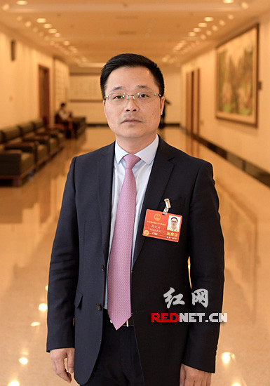 
	中國儲能網(wǎng)訊：“政府工作報告中，李克強(qiáng)總理號召我們要攜手行動，建設(shè)天藍(lán)、地綠、水清的美麗中國?！?月13日，正在北京參加全國兩會的全國人大代表、湖南三迅新能源科技有限公司董事長周文對告訴記者，積極響應(yīng)政府工作報告，推進(jìn)污染防治取得更大成效，他結(jié)合自身熟悉的工作領(lǐng)域，向大會提交了《關(guān)于支持湖南省新能源動力儲能電池產(chǎn)業(yè)發(fā)展的建議》