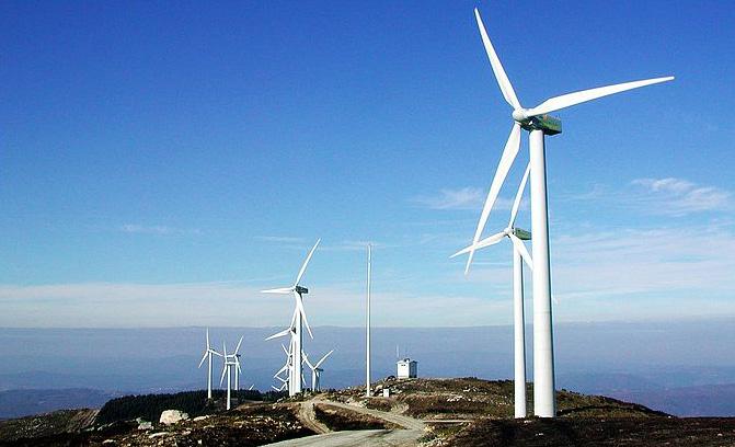 
                
	
                    
	九洲電氣(300040)3月14日晚公告，國(guó)家能源局近日下發(fā)通知，將黑龍江省風(fēng)電開(kāi)發(fā)建設(shè)由紅色預(yù)警改為橙色預(yù)警，規(guī)定了已納入年度實(shí)施方案的項(xiàng)目可以繼續(xù)核準(zhǔn)建設(shè)。因此公司計(jì)劃2018年完成大慶大崗風(fēng)電場(chǎng)及平橋風(fēng)電場(chǎng)的建設(shè)，該地區(qū)風(fēng)資源良好，風(fēng)場(chǎng)運(yùn)營(yíng)后在不限電的情況下，年發(fā)電小時(shí)數(shù)可達(dá)2800小時(shí)，年發(fā)電量26880萬(wàn)kwh，發(fā)電收入可達(dá)1.6億元/年，可提高公司未來(lái)的盈利能力