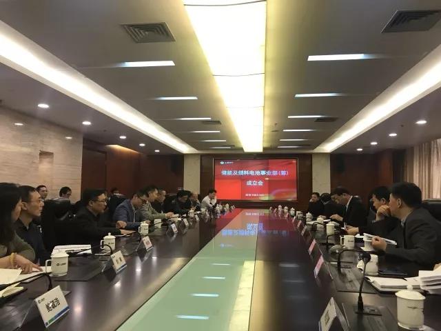 
	中國儲能網(wǎng)訊：3月14日，上海電氣電站集團(tuán)（以下簡稱”電站集團(tuán)“）宣布成立儲能及燃料電池事業(yè)部，旨在進(jìn)一步加快跨界發(fā)展，實(shí)現(xiàn)轉(zhuǎn)型升級。


	不得不說，電站集團(tuán)近一段時間以來，不斷加快轉(zhuǎn)型發(fā)展，先后成立了燃機(jī)事業(yè)部、綜合能源事業(yè)部，轉(zhuǎn)型升級從原有的產(chǎn)業(yè)延伸演變至跨界發(fā)展，不斷加快進(jìn)入新領(lǐng)域，開發(fā)新市場，加速推進(jìn)能源互聯(lián)網(wǎng)建設(shè)