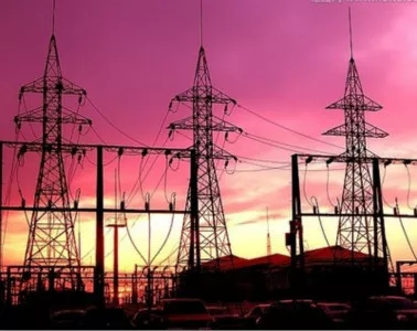 
	中國(guó)儲(chǔ)能網(wǎng)訊：經(jīng)過(guò)近三年的改革實(shí)踐，“管住中間、放開(kāi)兩頭”的電力體制改革構(gòu)架已經(jīng)逐步深入人心。越來(lái)越明顯，增量配電業(yè)務(wù)改革試點(diǎn)成為了此輪電改的“風(fēng)口”之一，越來(lái)越成為改革者們“管住中間”的重要“突破口”