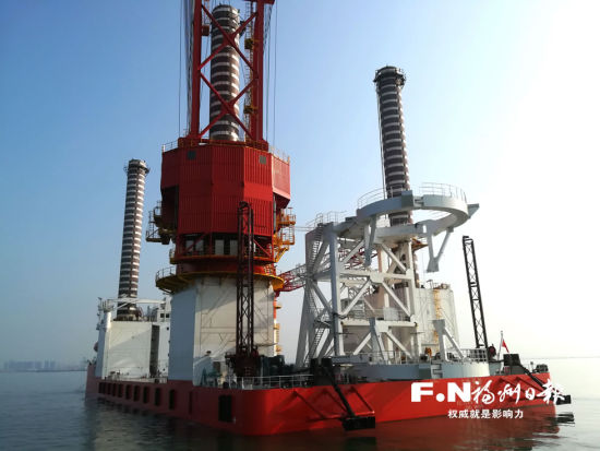  　　記者昨日從海上福州領(lǐng)導(dǎo)小組辦公室獲悉，海上風(fēng)電一體化作業(yè)移動(dòng)平臺(tái)——“大橋福船”號(hào)已于日前完工，預(yù)計(jì)月底航行至興化灣海域，投入“福清興化灣海上風(fēng)電場(chǎng)一期(樣機(jī)試驗(yàn)風(fēng)場(chǎng))”項(xiàng)目使用。


 
　　“大橋福船”號(hào)總長(zhǎng)108.5米，型寬40.8米，型深7.8米，設(shè)計(jì)吃水4.5米，帶動(dòng)力定位系統(tǒng)，配置1臺(tái)1000噸電動(dòng)全回轉(zhuǎn)繞樁式起重機(jī)和1臺(tái)200噸全回轉(zhuǎn)起重機(jī)，主要用于風(fēng)機(jī)設(shè)備運(yùn)輸和吊裝，可