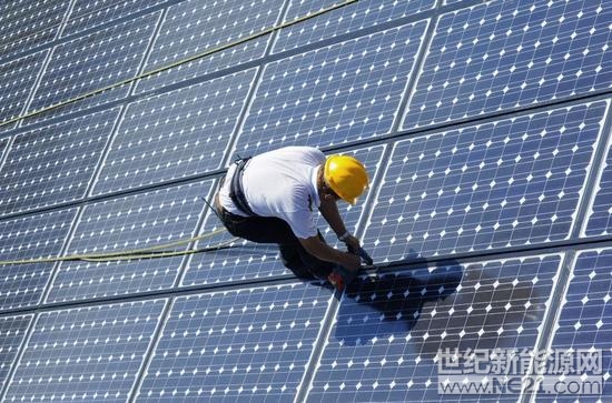 

新浪美股訊 北京時間15日路透社稱，市場調(diào)研機構(gòu)GTM Research周四發(fā)布的太陽能市場調(diào)查報告顯示，由于特朗普政府對進口太陽能面板征收關(guān)稅，加上新的聯(lián)邦稅收法律將限制對清潔能源的投資，預(yù)計未來5年美國太陽能裝機量將遠(yuǎn)低于此前的預(yù)期。

GTM受美國太陽能行業(yè)協(xié)會委托發(fā)布的這份報告顯示，預(yù)計2018年至2022年美國太陽能裝機量將比此前預(yù)期的低13%