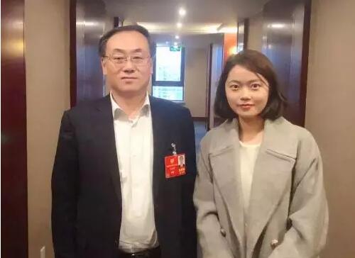 　　去年6月，青海省在全國率先實現(xiàn)連續(xù)168小時全清潔能源供電，火爆能源圈。熱鬧過后，人們更多關(guān)注這次嘗試是否具備可持續(xù)性和可復(fù)制性，青海電網(wǎng)如何看待“全清潔能源供電”？是否有進(jìn)一步計劃？
 
　　此外，青海省風(fēng)電基本實現(xiàn)了全額消納，光伏年利用小時數(shù)處于全國領(lǐng)先水平，他們是如何做到這一點的？
 
　　兩會期間，《中國能源報》記者就這些問題采訪了全國政協(xié)委員、國網(wǎng)青海電力董事長全生明