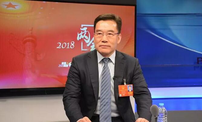  　　受訪嘉賓：張傳衛(wèi)，全國人大代表、明陽智慧能源集團(tuán)股份公司董事長兼CEO


 
　　作為全球最大的市場，中國新能源產(chǎn)業(yè)如何才能在未來實現(xiàn)高質(zhì)量發(fā)展？對此，張傳衛(wèi)在提交給今年全國兩會的建議中認(rèn)為，新能源服務(wù)新時代、貢獻(xiàn)新時代，要解決的核心問題是如何讓新能源成為全民共享，真正做到普惠。
 
　　《風(fēng)能》：提升發(fā)展質(zhì)量是今年全國兩會代表委員熱議的話題