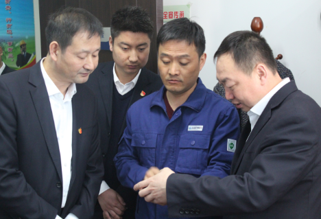                  本網(wǎng)訊（通訊員 李娟/郭斌）3月14日，咸陽分公司副總經(jīng)理劉飛、紀委書記王宏謀一行五人來到淳化縣供電分公司，對該公司配網(wǎng)自動化系統(tǒng)運行等進行了調(diào)研指導(dǎo)，公司領(lǐng)導(dǎo)班子、部門主任、班站所長參加了此次會議。該公司經(jīng)理崔利波首先對公司配網(wǎng)運行情況做了簡要匯報，市公司副總經(jīng)理劉飛點評了淳化分公司的配網(wǎng)運行工作情況，同時指出了春節(jié)和近期淳化供電分公司工作中存在的不足并給出整改意見;王宏謀書記進一步就該公司提出的問題進行了現(xiàn)場解答，并對今后配網(wǎng)工作的進一步加強完善提出整改方案，安排部署
