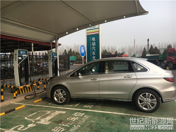 3月12日早上，記者從租車公司租了一輛騰勢(shì)純電動(dòng)汽車，從東三環(huán)出發(fā)沿京哈高速向唐山方向行進(jìn)，沿途對(duì)出京方向的田家府、香河、牛道口、寶坻、新安鎮(zhèn)、玉田，及回京方向?qū)?yīng)的服務(wù)器充電樁進(jìn)行調(diào)查。

♦設(shè)備完好 使用方便



田家府服務(wù)區(qū)充電中

從北京出發(fā)去唐山的第一個(gè)服務(wù)區(qū)是田家府服務(wù)區(qū)，隸屬通州管轄