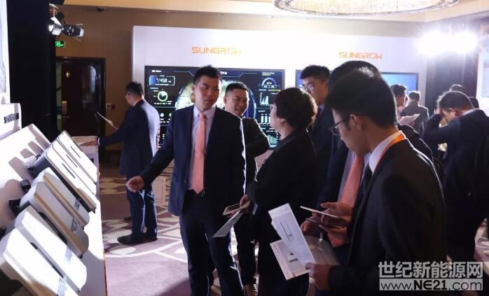 3月13日-14日，陽光電源主辦的 “PAT2018愛光伏一生一世”光伏峰會(huì)隆重舉行，行業(yè)大咖齊聚一堂，論道光伏先進(jìn)技術(shù)。會(huì)上，作為逆變技術(shù)實(shí)力派的陽光電源，帶來了端到端的分布式解決方案，從技術(shù)、營(yíng)銷模式到售后服務(wù)謀篇布局