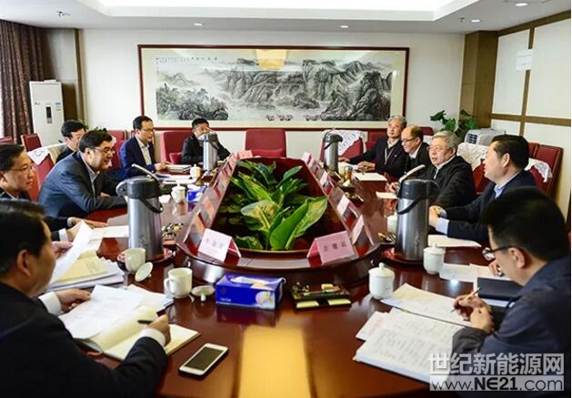 3月14日，國務(wù)院扶貧辦主任劉永富會(huì)見國家發(fā)展改革委副主任、國家能源局局長(zhǎng)努爾·白克力一行，雙方就光伏扶貧工作進(jìn)行了專題會(huì)商。



會(huì)議認(rèn)真學(xué)習(xí)了我國關(guān)于光伏扶貧的重要指示精神，強(qiáng)調(diào)要進(jìn)一步強(qiáng)化“省負(fù)總責(zé)”的工作要求，明確各省在計(jì)劃申報(bào)、建設(shè)運(yùn)維、補(bǔ)貼目錄審核、收益分配等過程的主體責(zé)任，對(duì)光伏扶貧項(xiàng)目區(qū)分新老、分類施策，確保光伏扶貧有序規(guī)范開展