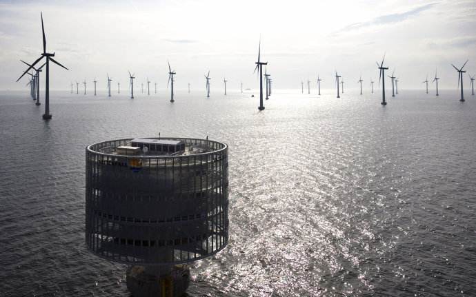 
 
 　　3月12日，三峽集團(tuán)福建能投公司在福清興化灣海域順利將兩臺德國弗勞恩霍夫研究院生產(chǎn)的漂浮式雷達(dá)測風(fēng)裝置投放入海。按照預(yù)定計劃，兩臺漂浮式雷達(dá)測風(fēng)裝置將在福清興化灣海域，進(jìn)行為期一個月的現(xiàn)場調(diào)試及數(shù)據(jù)驗證，通過與實體測風(fēng)塔的測風(fēng)數(shù)據(jù)進(jìn)行比對，在準(zhǔn)確率滿足要求后，投放到長樂、漳浦外海風(fēng)電場進(jìn)行測風(fēng)