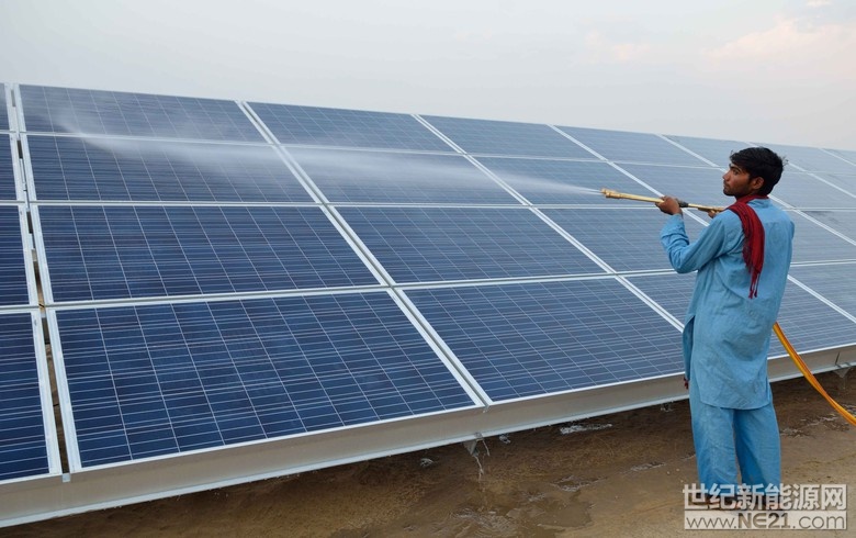 據(jù)印度政府提供的數(shù)據(jù)顯示，截至2018年2月底，印度累計可再生能源容量達(dá)到65吉瓦。



該亞洲國家已經(jīng)制定了到2022年新增175吉瓦可再生能源的目標(biāo)，其中100吉瓦將是太陽能光伏（PV）