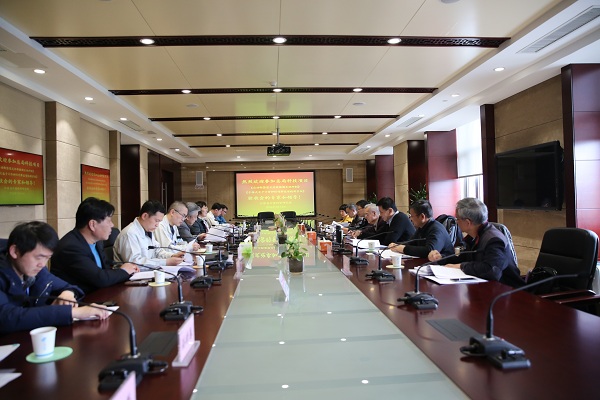 　　3月14日，由江蘇省計(jì)量科學(xué)研究院承擔(dān)的國家質(zhì)檢總局科技計(jì)劃項(xiàng)目“自動(dòng)衡器型式評(píng)價(jià)檢測系統(tǒng)研制”與“手持式電子計(jì)價(jià)秤防作弊監(jiān)督檢測系統(tǒng)”順利通過專家驗(yàn)收，進(jìn)一步彰顯江蘇省計(jì)量科學(xué)研究院的科研能力。  圖為驗(yàn)收會(huì)現(xiàn)場 　　來自中國計(jì)量科學(xué)研究院、中國衡器協(xié)會(huì)、中國測試技術(shù)研究院等單位的7名專家組成的驗(yàn)收委員會(huì)通過聽取項(xiàng)目工作報(bào)告，觀看現(xiàn)場演示，并經(jīng)質(zhì)詢與討論，一致認(rèn)為江蘇省計(jì)量科學(xué)研究院提交的驗(yàn)收資料齊全，完成了項(xiàng)目任務(wù)書目標(biāo)