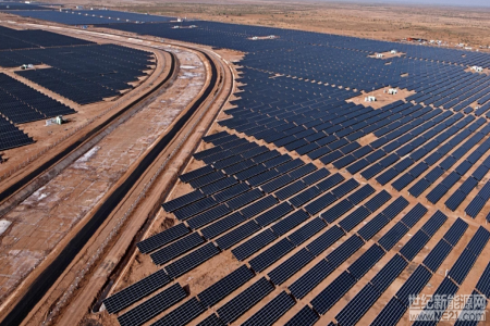 由德國企業(yè)ib vogt和埃及的Infinity Solar在埃及南部的阿斯旺省合作建設(shè)的太陽能光伏電站近日正式啟動建設(shè)，裝機容量達(dá)到64.1兆瓦，這是埃及迄今為止最大的光伏電站。



據(jù)介紹，這個稱為Infinity 50太陽能光伏電站容量達(dá)到64.1兆瓦，是埃及上網(wǎng)電價補貼下首輪招標(biāo)的結(jié)果，在未來25年內(nèi)將獲得每千瓦時14.34美分的收益