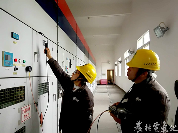 

　　農(nóng)村電氣化網(wǎng)訊：3月12日， 蓬溪公司變電運維班在110千伏赤城變電站對全體人員進行了“開關(guān)柜帶電檢測”培訓(xùn)，既是該公司第一次開展超聲波局放檢測項目，又填補了遂寧公司變電站帶電檢測項目的空白。

　　培訓(xùn)課中，技術(shù)人員通過介紹超聲波局放檢測原理和裝置使用等，讓參培人員了解、掌握了超聲波局部放電的檢測方法